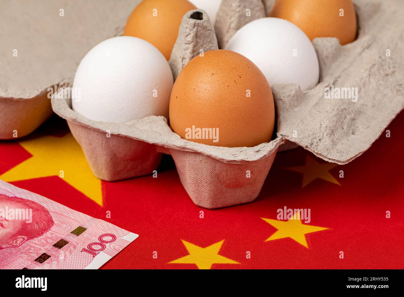 Carton d'oeufs blancs sur le drapeau de la Chine. Aviculture, agriculture et concept de production d'oeufs Banque D'Images