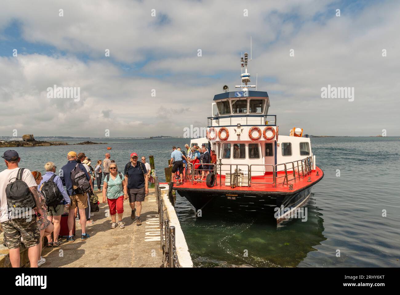 Herm, Îles Anglo-Normandes. 11 juin 2023. Les passagers à pied arrivent de St Peter Port, Guernesey et au départ de Rosaire Steps, Herm à marée basse. Banque D'Images