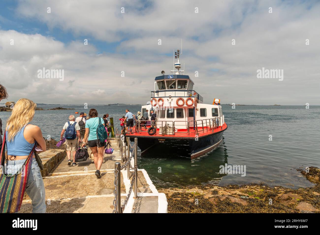 Herm, Îles Anglo-Normandes. 11 juin 2023. Les passagers à pied arrivent de St Peter Port, Guernesey et au départ de Rosaire Steps, Herm à marée basse. Banque D'Images