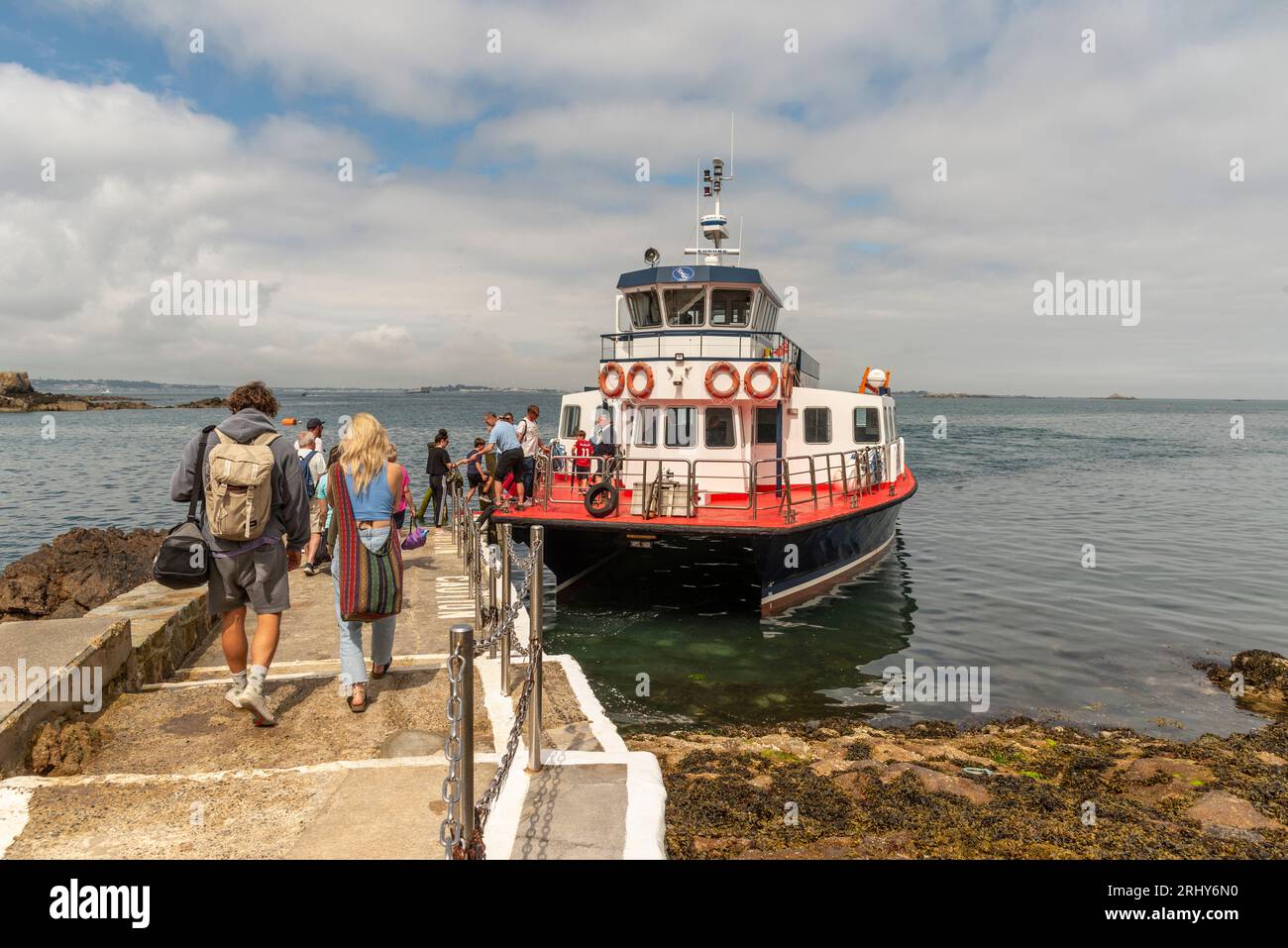Herm, Îles Anglo-Normandes. 11 juin 2023. Les passagers à pied arrivent de St Peter Port, Guernesey et au départ de Rosaire Steps, Herm à marée basse. Banque D'Images