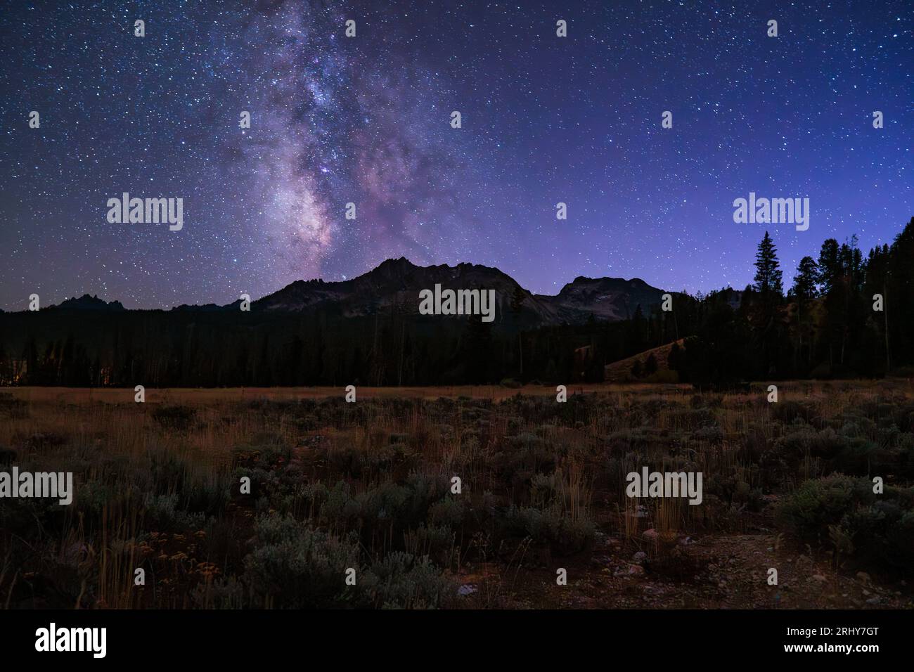 Milky Way Galaxy au-dessus des montagnes Sawtooth de l'Idaho depuis la steppe de Sagebrush près de Stanley, Idaho. Banque D'Images