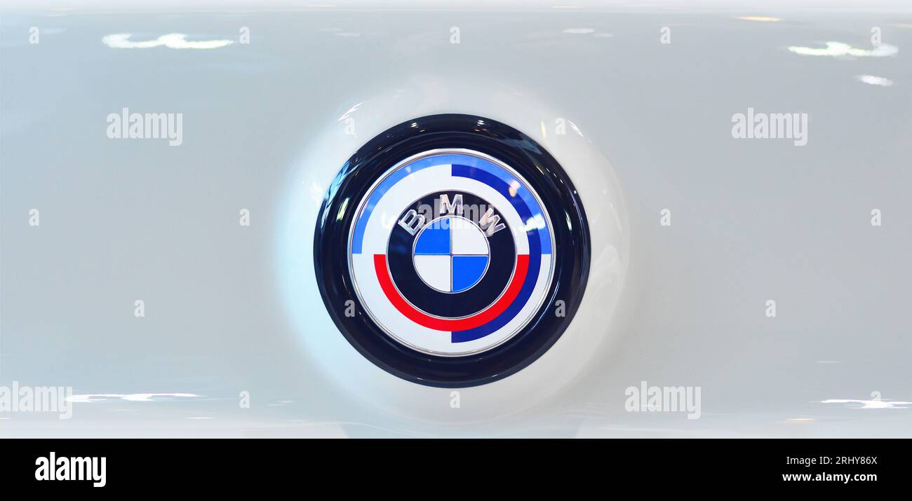 Emblème du logo BMW sur la voiture, gros plan Banque D'Images