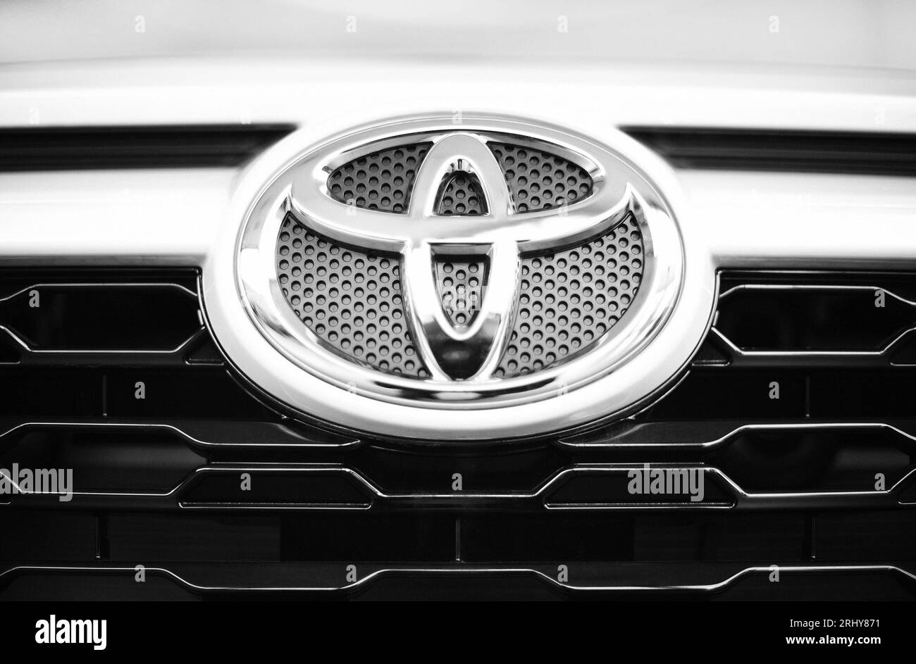 Emblème du logo Toyota sur la voiture, gros plan Banque D'Images