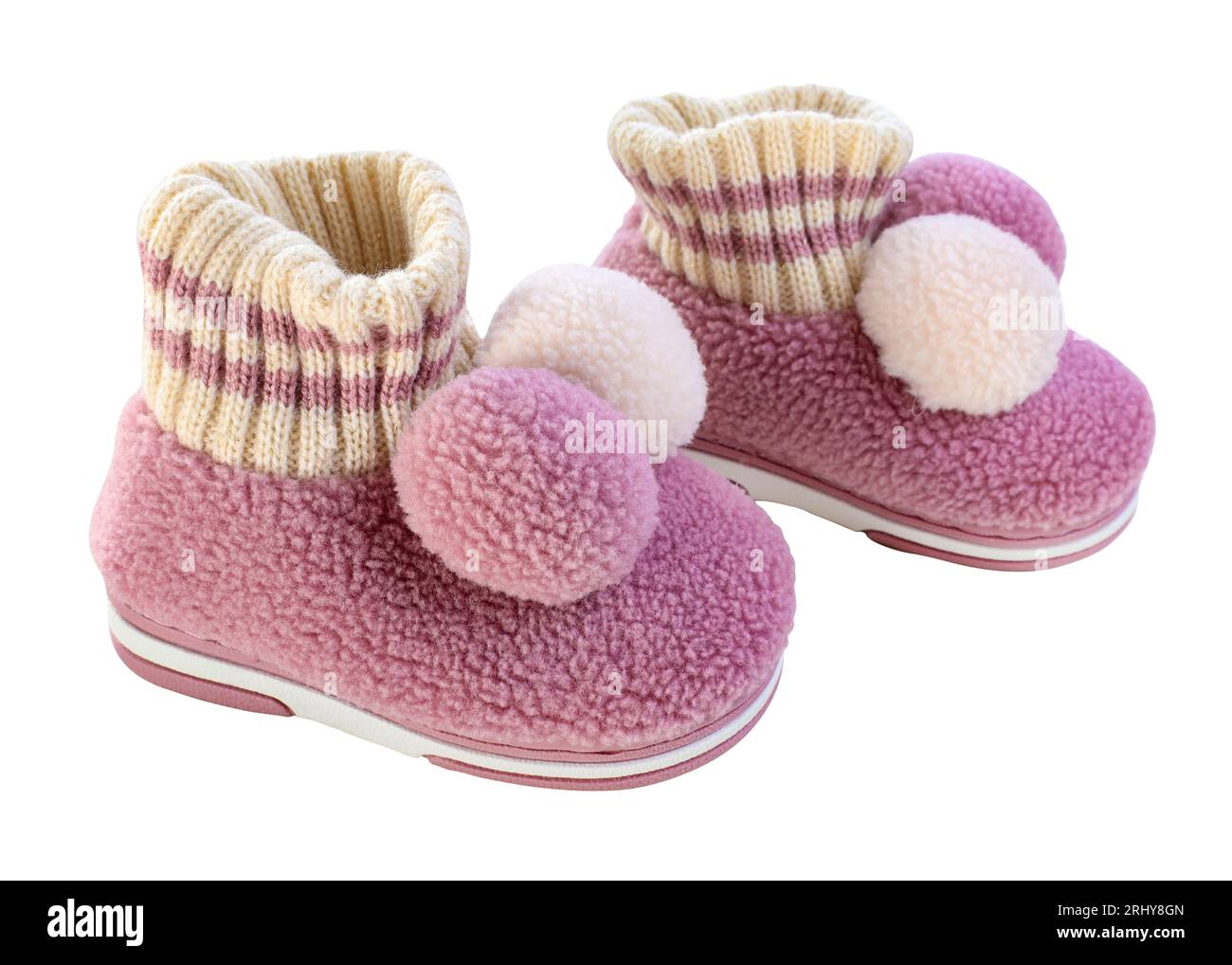 Pantoufles pour enfants maison en laine avec balabon isolé. Pantoufles chaudes roses pour les filles. Une paire de chaussures d'enfant pour le temps froid sur fond blanc. Banque D'Images