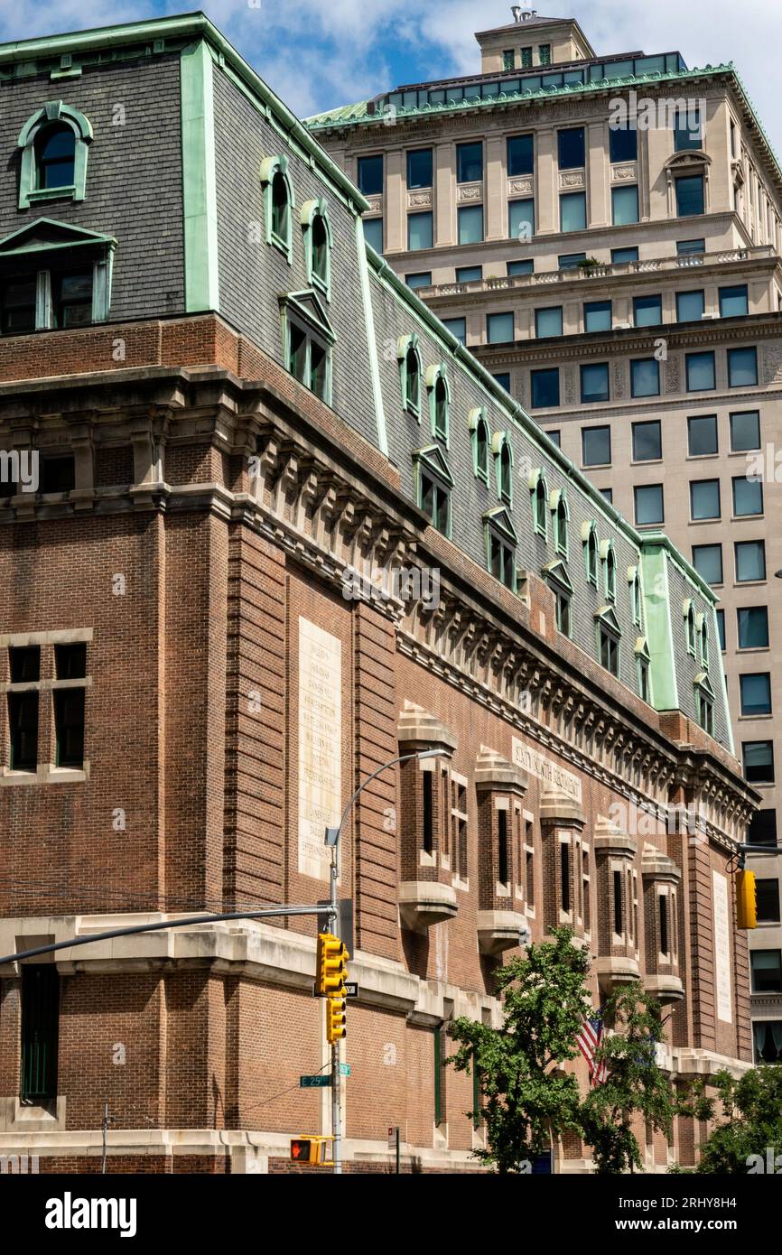 69th Regiment Armory, 68 Lexington Avenue at 26th Street, New York City, USA 2023 Banque D'Images