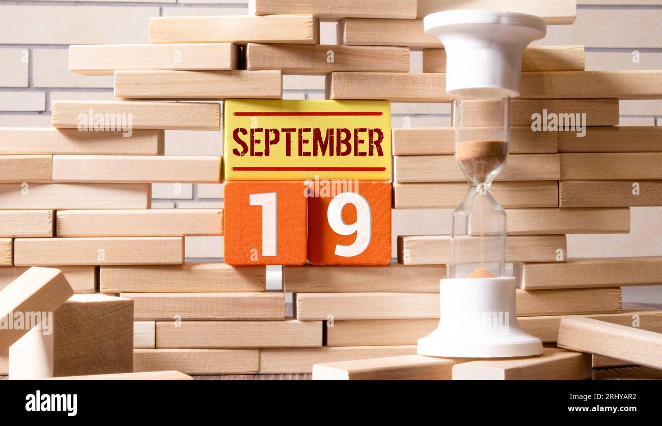 19 septembre .septembre 19 sur cubes en bois sur fond blanc.Pot avec une fleur .Calendrier pour septembre. Banque D'Images