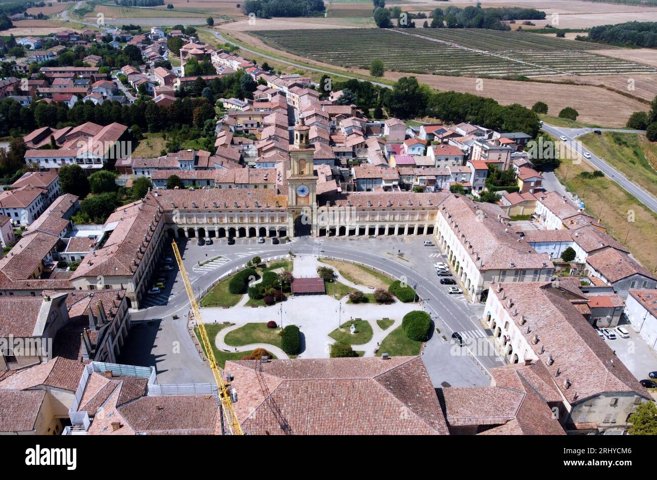 Vue aérienne de la place Bentivoglio dans le centre de la ville de Gualtieri dans la province de Reggio Emilia Banque D'Images