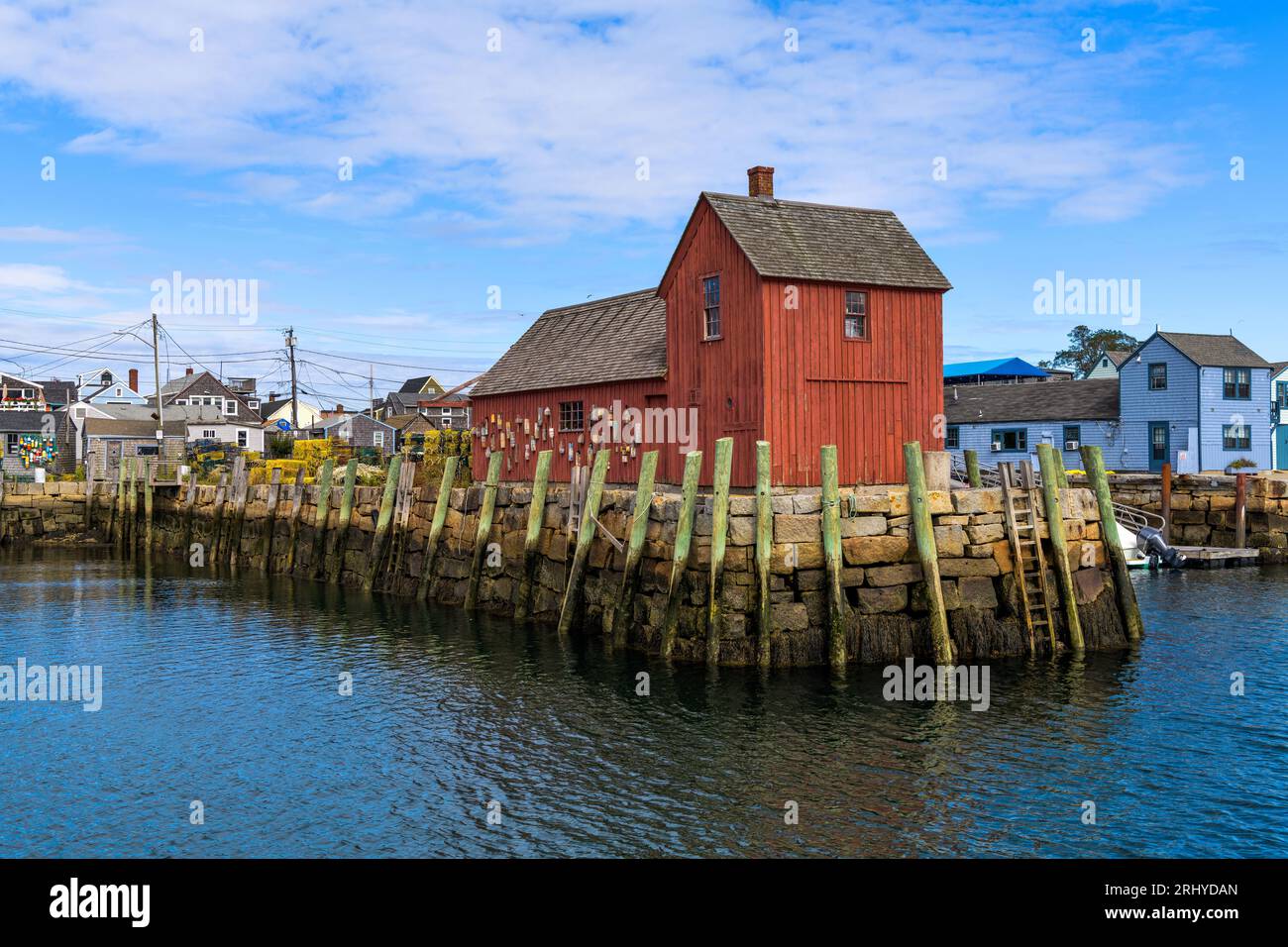Motif Numéro 1 - Une vue matinale ensoleillée d'automne du motif Numéro 1, une réplique célèbre d'une cabane de pêche historique à Rockport, Massachusetts, États-Unis. Banque D'Images