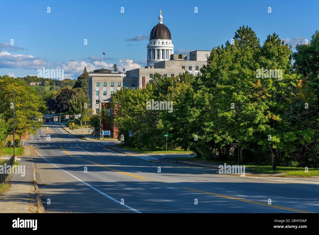 Capitol Street - Une vue ensoleillée d'automne de la paisible Capitol Street au centre-ville d'Augusta, avec le dôme du Maine Capitol Building dominant en arrière-plan. Banque D'Images