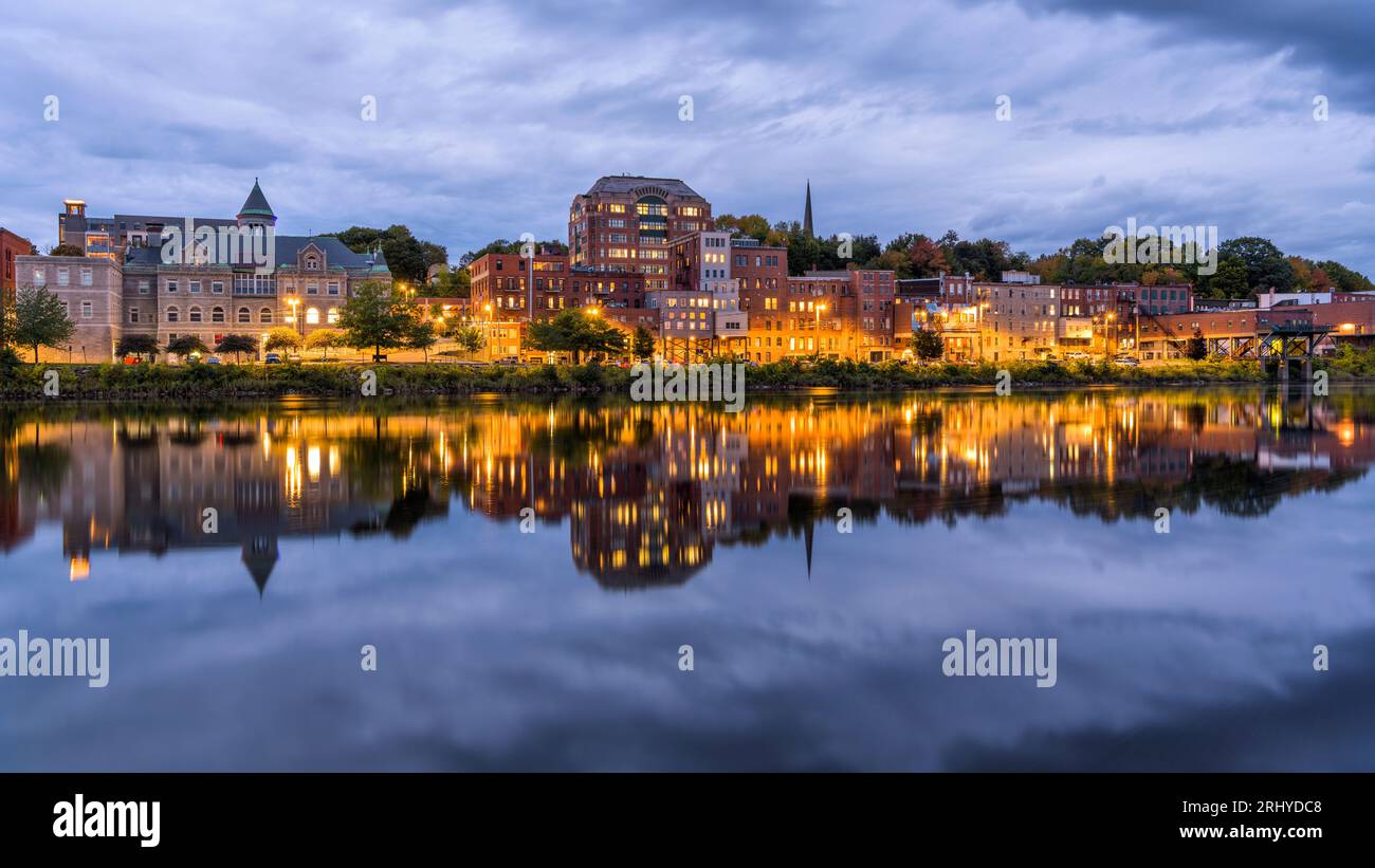 Downtown Augusta at Riverfront - Une vue grand angle du Downtown Augusta au bord de la rivière Kennebec lors d'une soirée d'automne orageuse. Maine, États-Unis. Banque D'Images