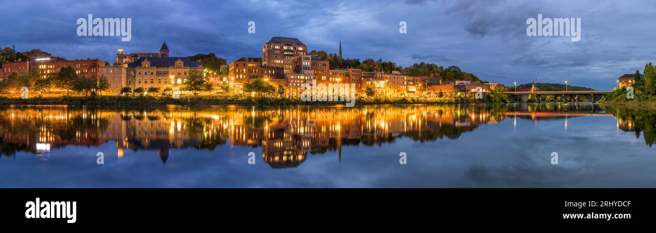 Augusta au crépuscule - Une vue panoramique au crépuscule du centre-ville d'Augusta au bord de la rivière Kennebec lors d'une soirée d'automne orageuse. Maine, États-Unis. Banque D'Images