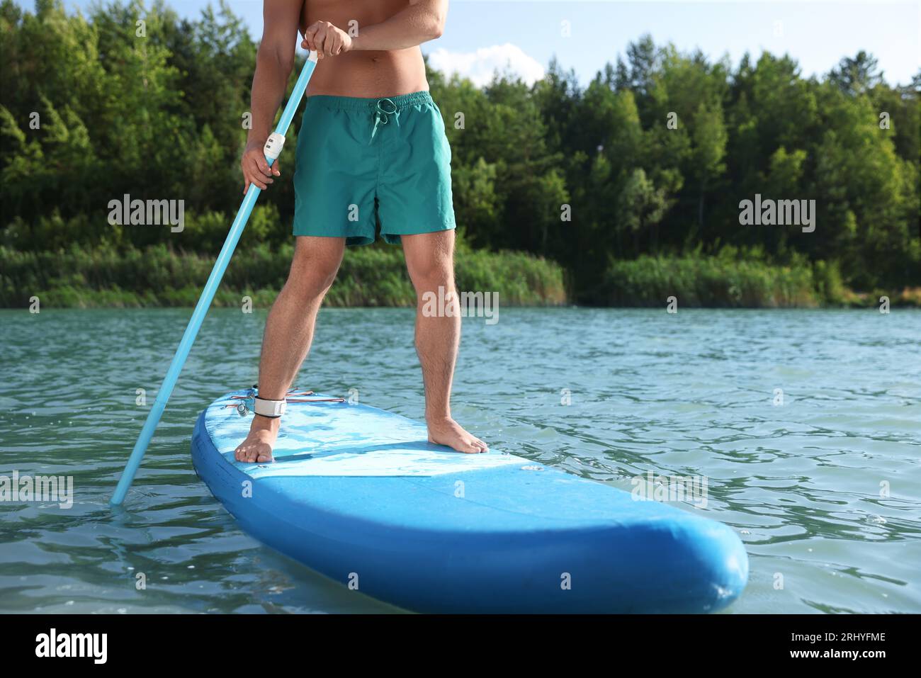 Homme paddle board sur SUP board dans la rivière, closeup Banque D'Images