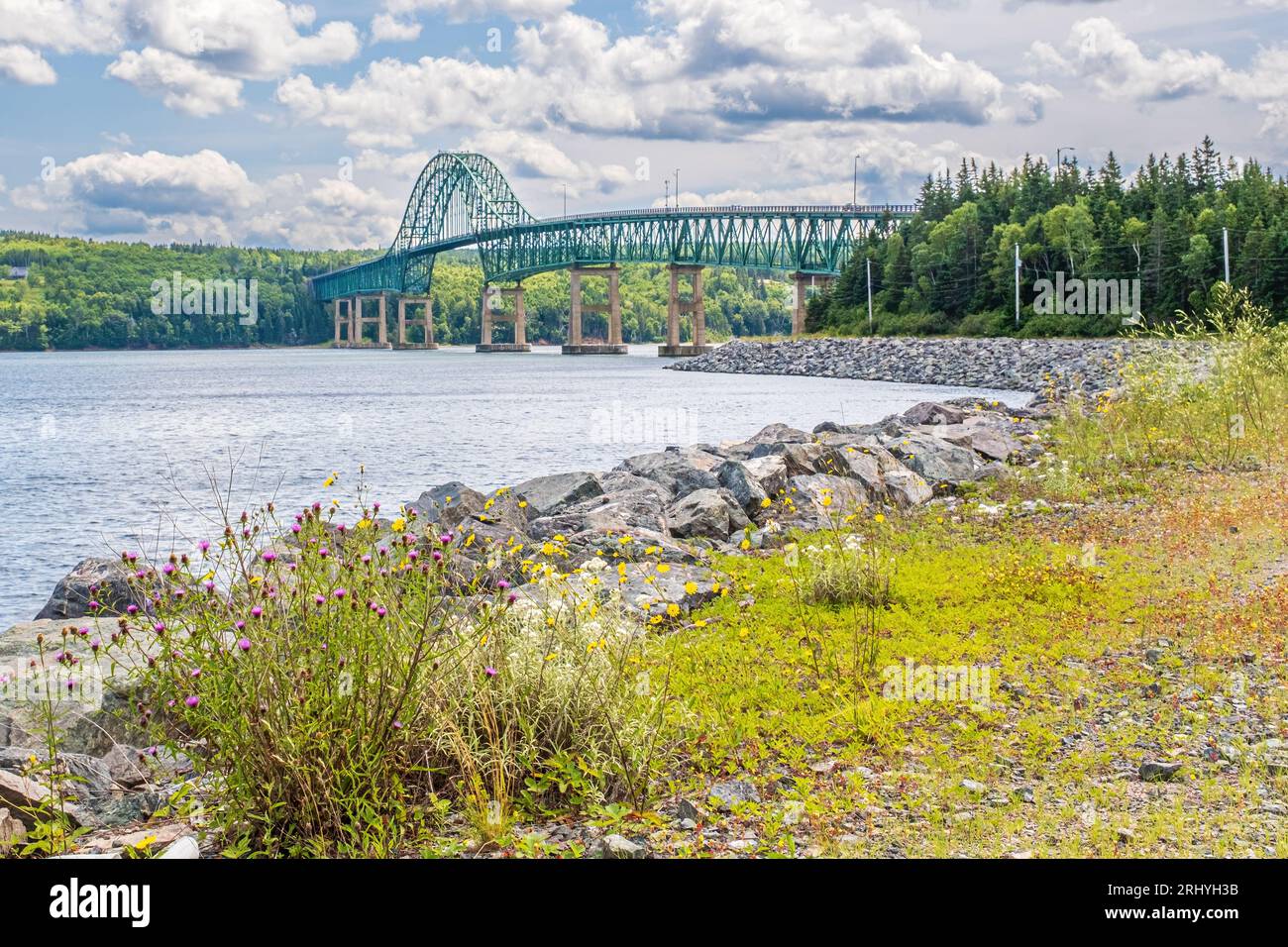 Le pont Seal Island, dans le comté de Victoria, en Nouvelle-Écosse, est le troisième pont le plus long de la province. Le pont de conception de voûte plantaire traverse les grands bras Banque D'Images