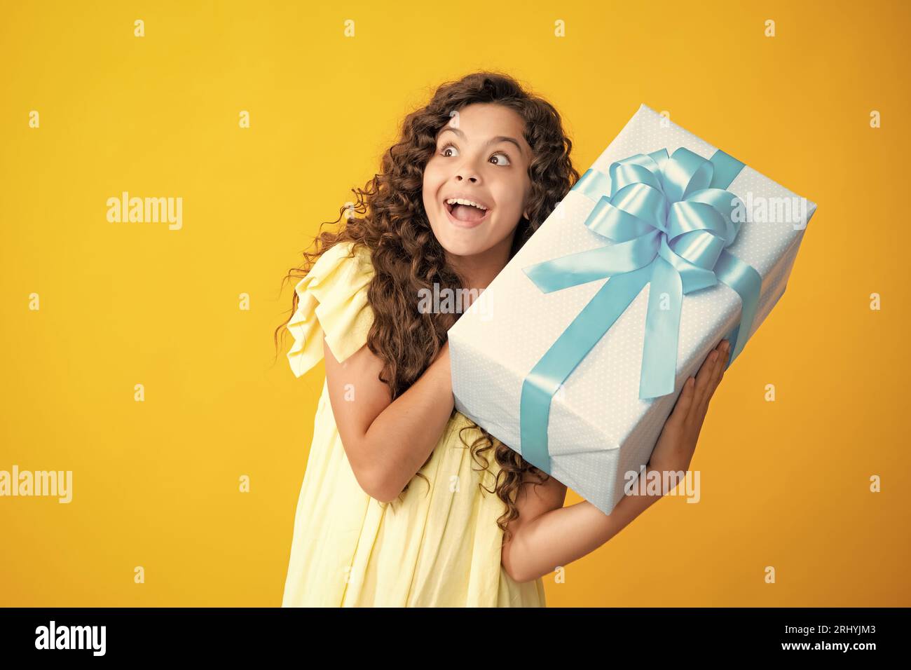 Enfant Adolescent Avec Boîte Cadeau Adolescente Donnant Un Cadeau  D'anniversaire Concept De Salutation Et De Don Présent