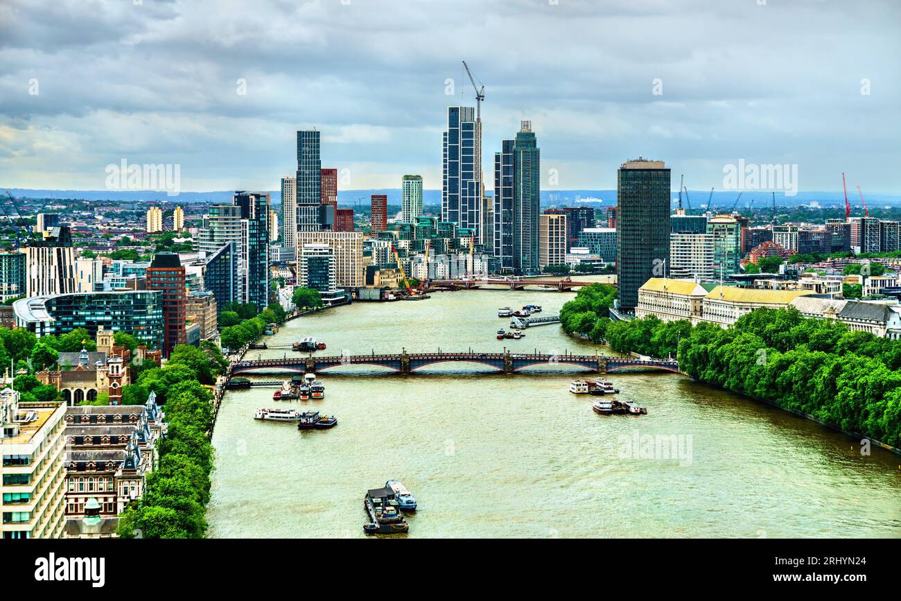 Skyline de Londres, Vauxhall au-dessus de la Tamise en Angleterre Banque D'Images