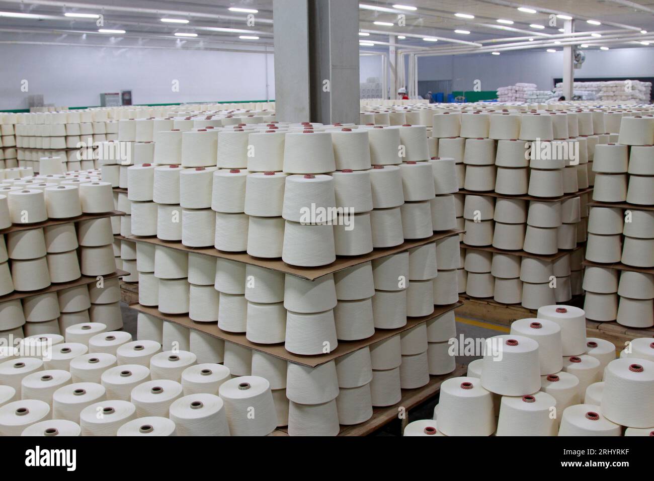 LUANNAN - MARS 13 : déchets de coton entassés dans l'atelier de production d'une entreprise de filature, 13 mars 2013, comté de Luannan, province de Hebei, Banque D'Images