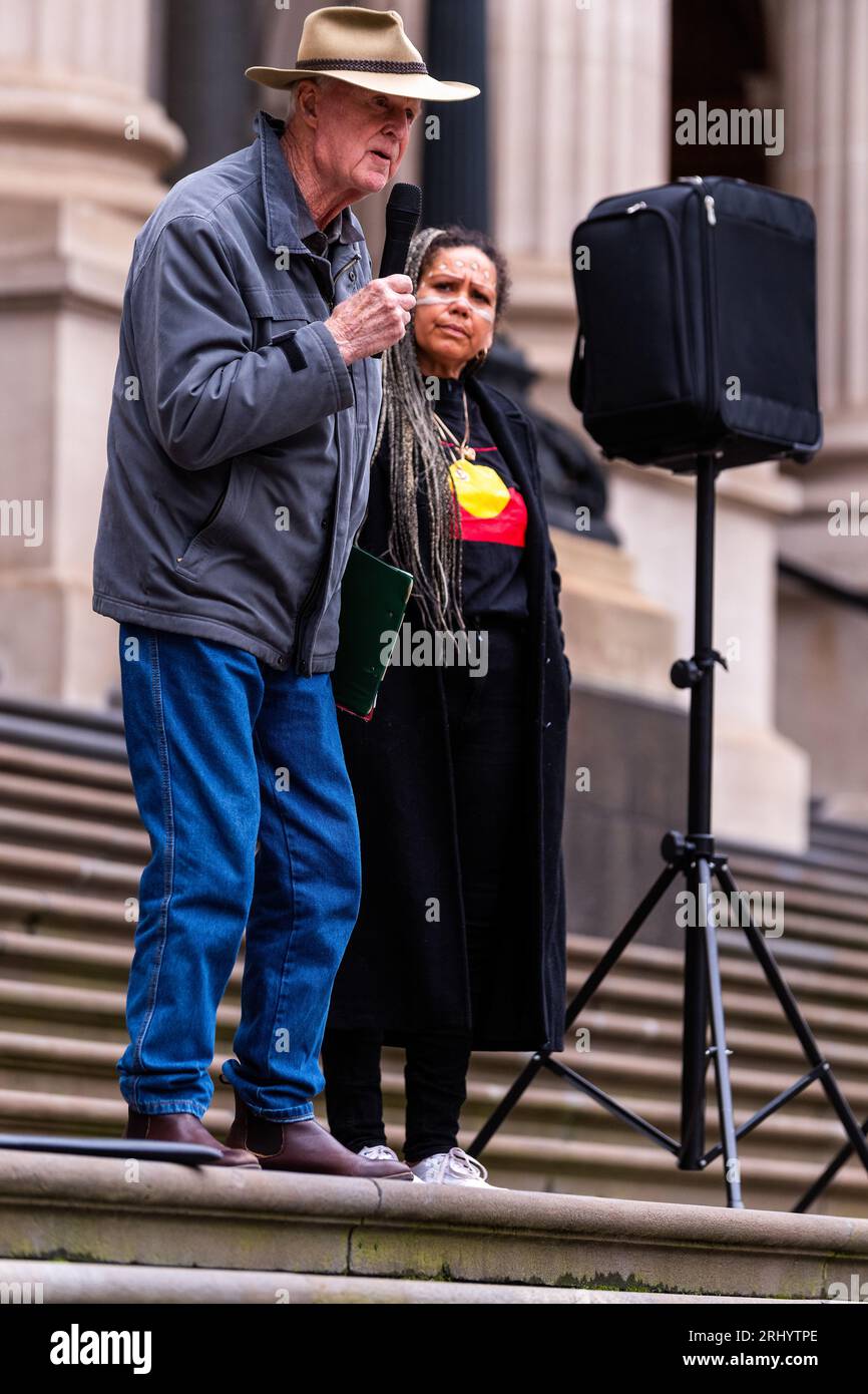 Melbourne, Australie, 19 août 2023. Un "pasteur du Bush" parle de ses théories sur l'histoire juridique de la Constitution australienne lors d'un petit rassemblement de "No vote" sur les marches du Parlement de l'État à Melbourne, en Australie, le 19 août 2023. Crédit : Michael Currie/Speed Media/Alamy Live News Banque D'Images