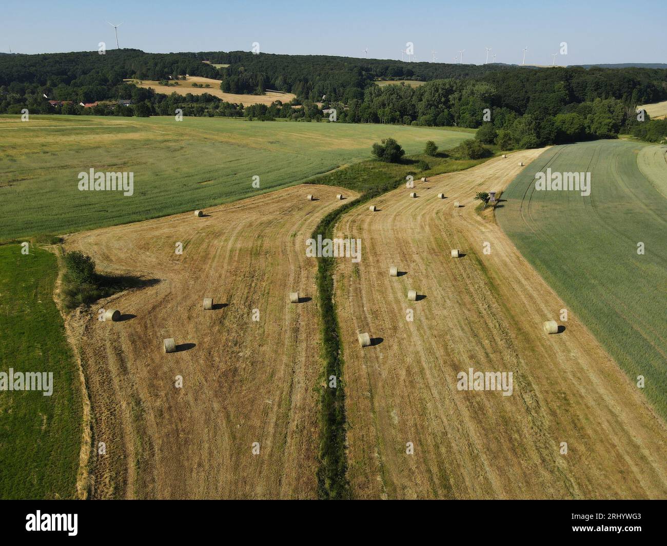 Vue aérienne des bales de foin sur le terrain par une journée ensoleillée au printemps Banque D'Images