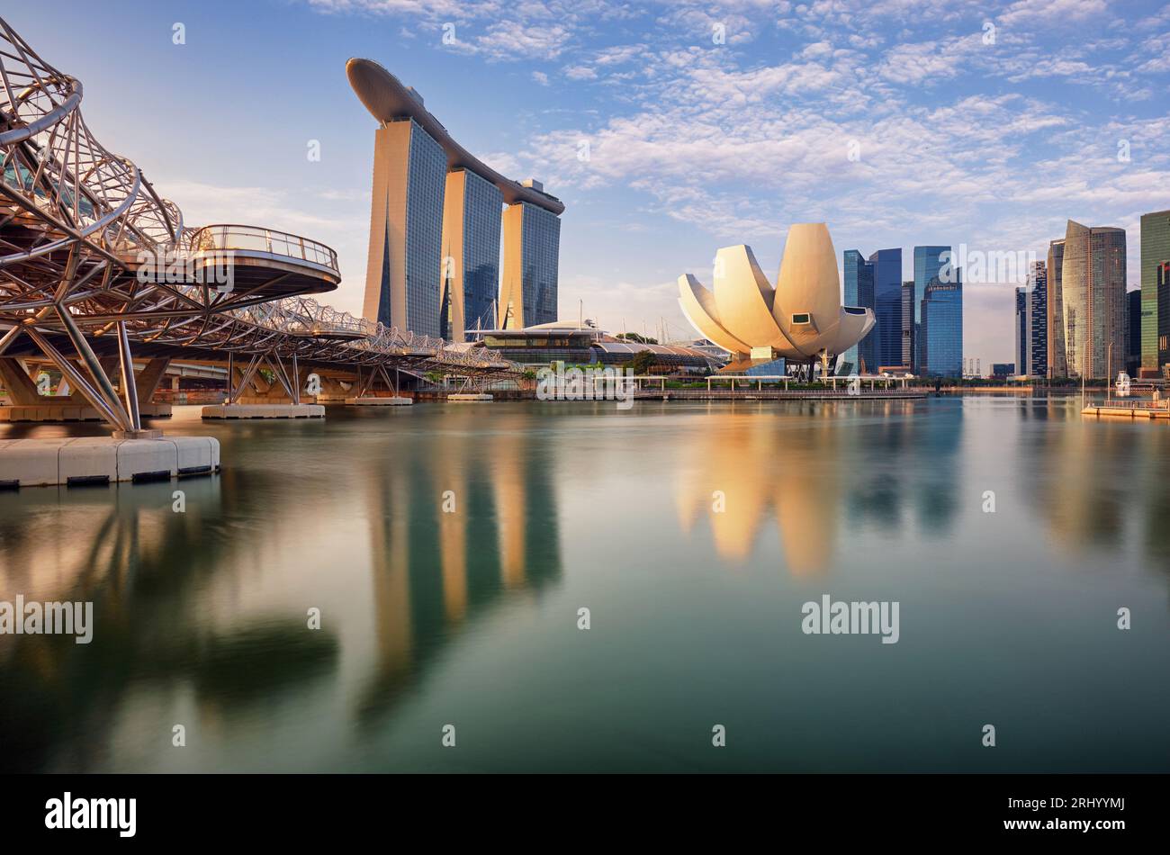 Singapour - 14 octobre 2019 : Skyline du quartier des affaires de Singapour avec lever du soleil le matin à Marina Bay, Singapour Banque D'Images