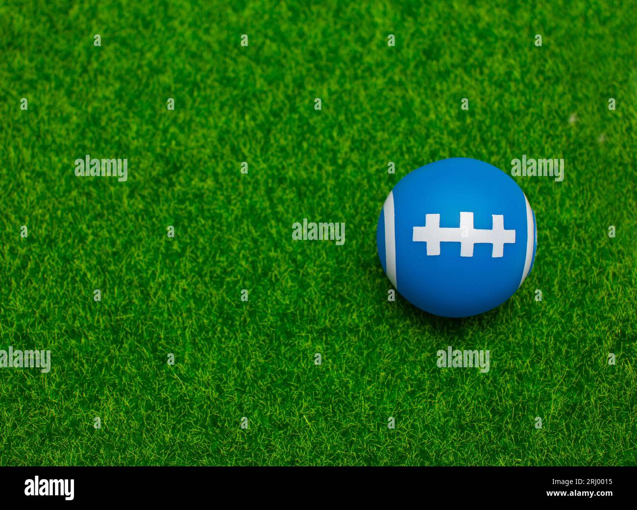 Ballon de football américain sur gazon vert frais, vue du dessus.Espace pour le texte Banque D'Images