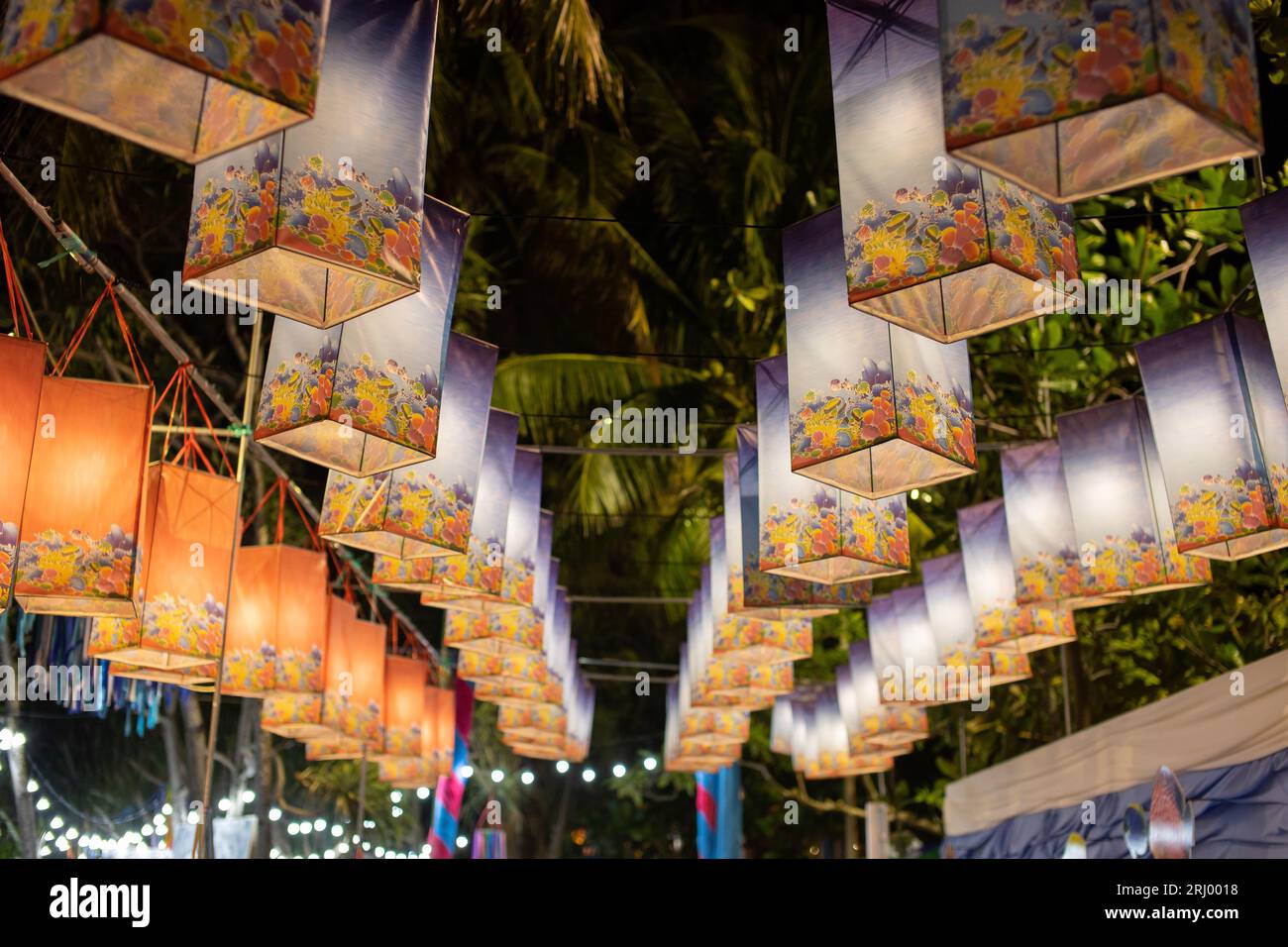 Lanternes décorées avec des motifs animaux marins, pourpre, orange, plusieurs la nuit. Banque D'Images