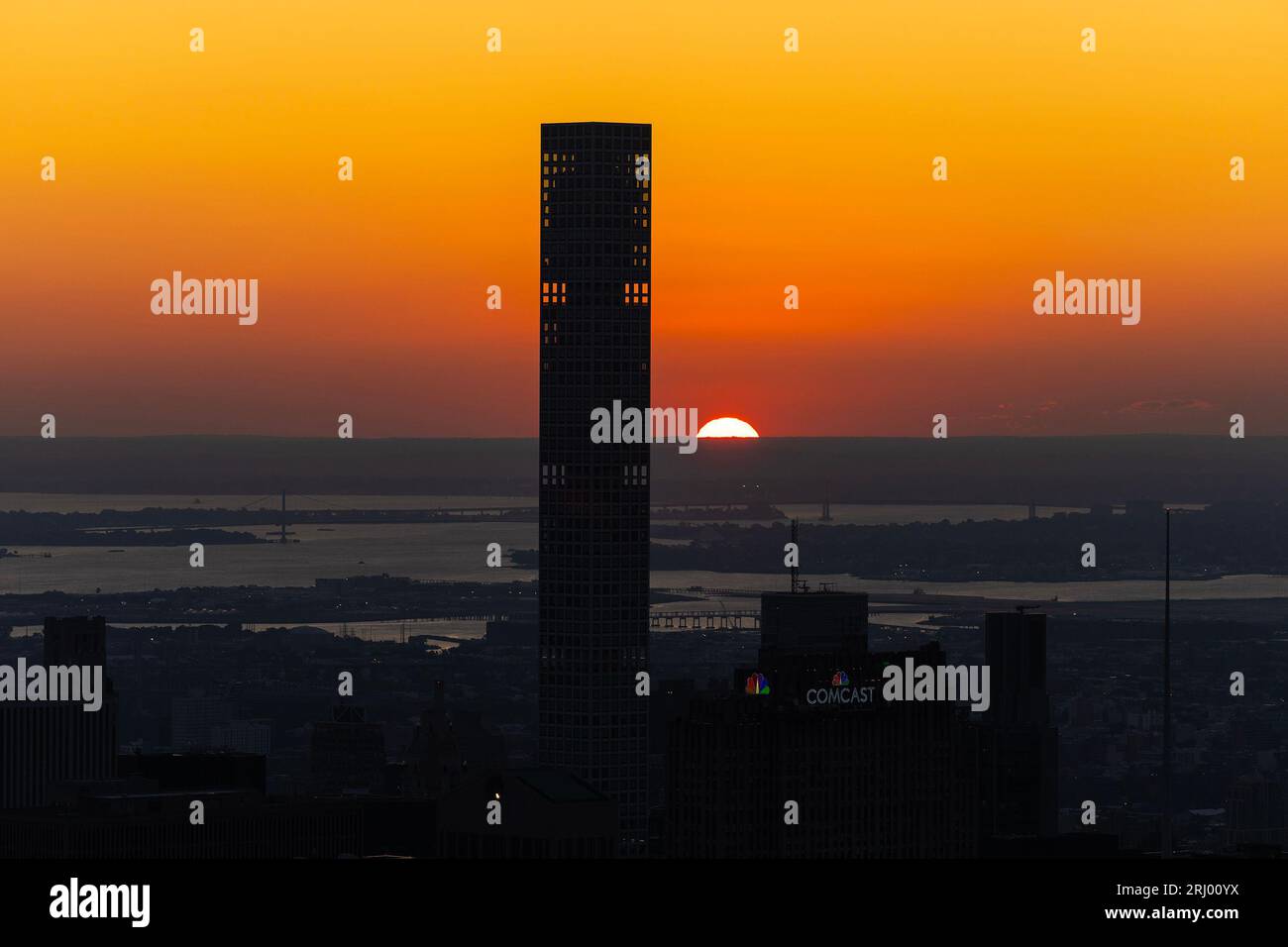 New York, États-Unis. 19 août 2023. Le soleil se lève au-dessus des gratte-ciel de New York lors de la Journée mondiale de la photographie événement du lever du soleil sur le pont d'observation Edge (photo de Lev Radin/Pacific Press) crédit : Pacific Press Media production Corp./Alamy Live News Banque D'Images