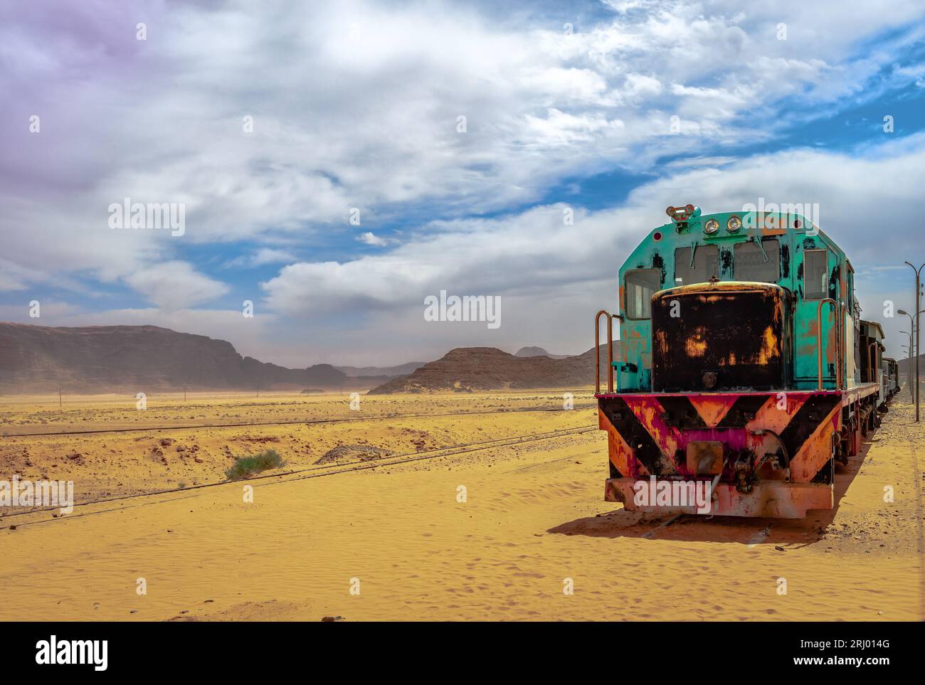Train obsolète d'une époque révolue à Wadi Rum, le célèbre désert jordanien. Banque D'Images