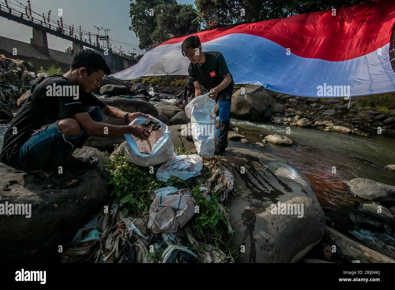 Une journée pour nettoyer la rivière des déchets Banque D'Images