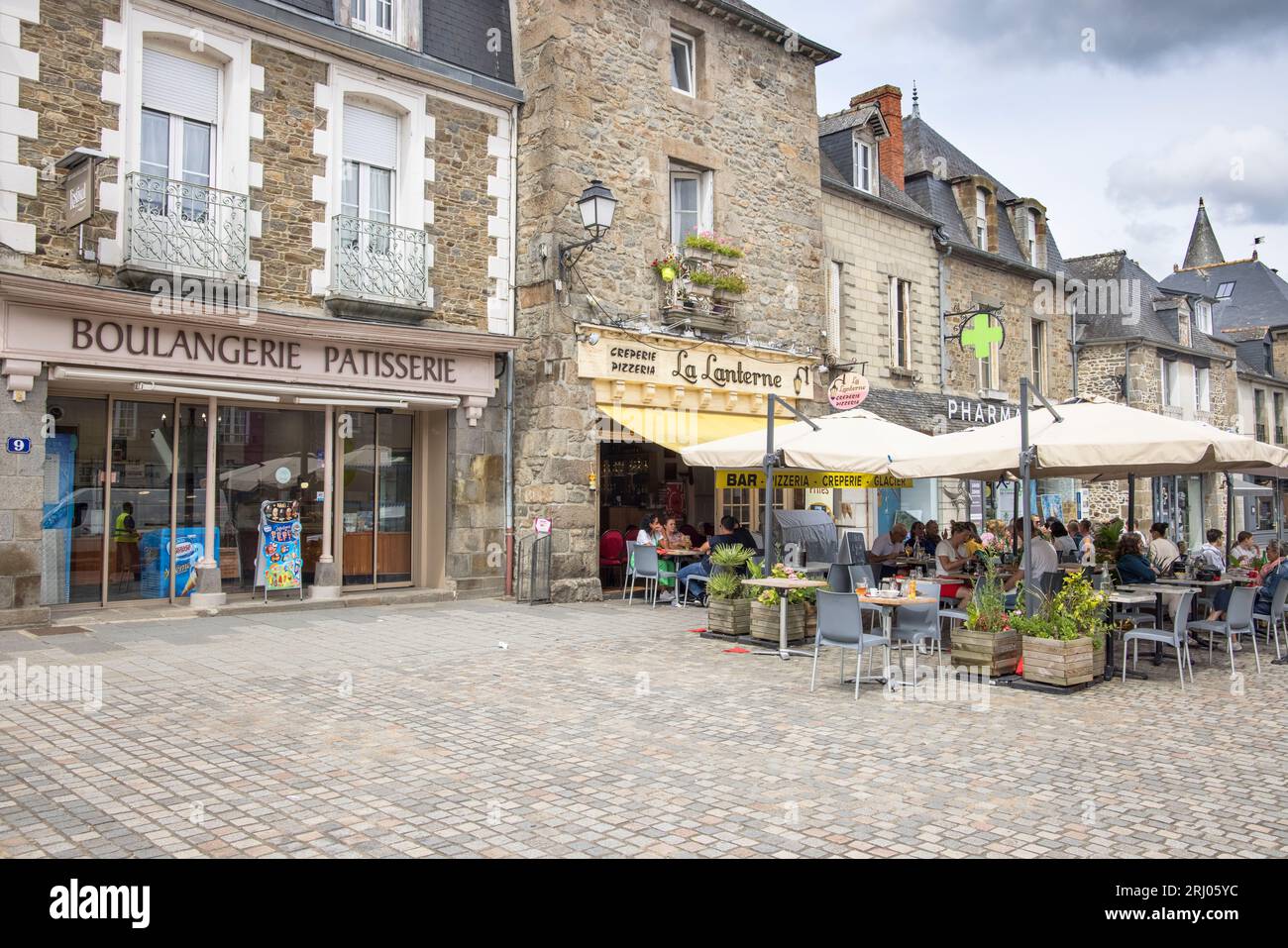 boulangerie bar et café dans le centre de la ville de combourg bretagne Banque D'Images