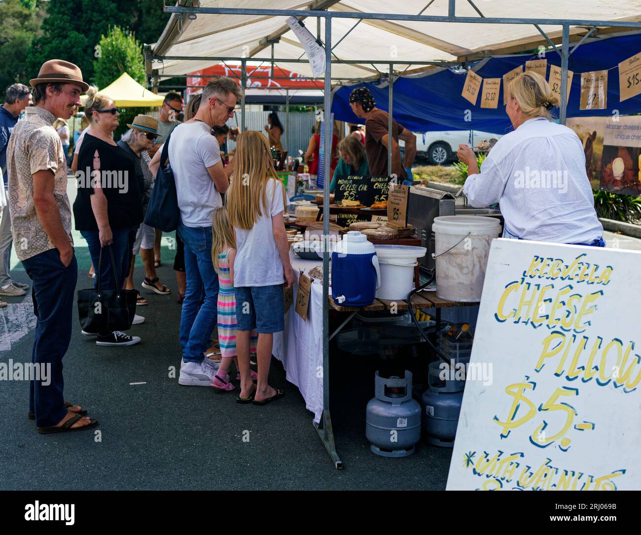 Takaka, baie d'Or / Aotearoa / Nouvelle-Zélande - 17 février 2023: Les gens font la queue dans un marché de boulangerie au marché du village de Takaka. Banque D'Images