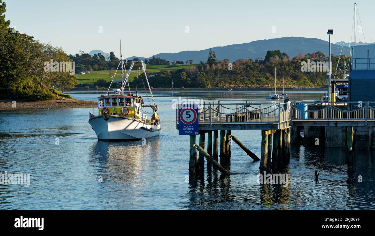 Port Motueka, région de Tasman, île du sud, Aotearoa / Nouvelle-Zélande - 13 juin 2023 : un bateau de pêche manoeuvrant pour accoster à Port Motueka. Banque D'Images