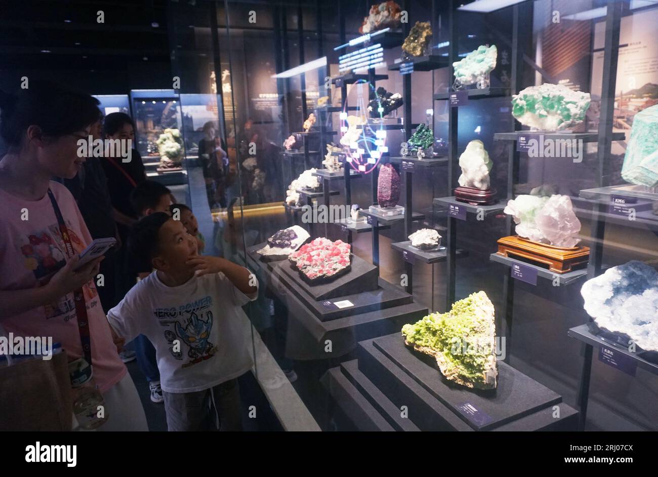 Hangzhou, Chian. 20 août 2023. HANGZHOU, CHINE - 20 AOÛT 2023 - les visiteurs et les parents regardent divers spécimens minéraux au Musée géologique provincial du Zhejiang à Hangzhou, province du Zhejiang, Chine, 20 août 2023. (Photo Costfoto/NurPhoto) crédit : NurPhoto SRL/Alamy Live News Banque D'Images