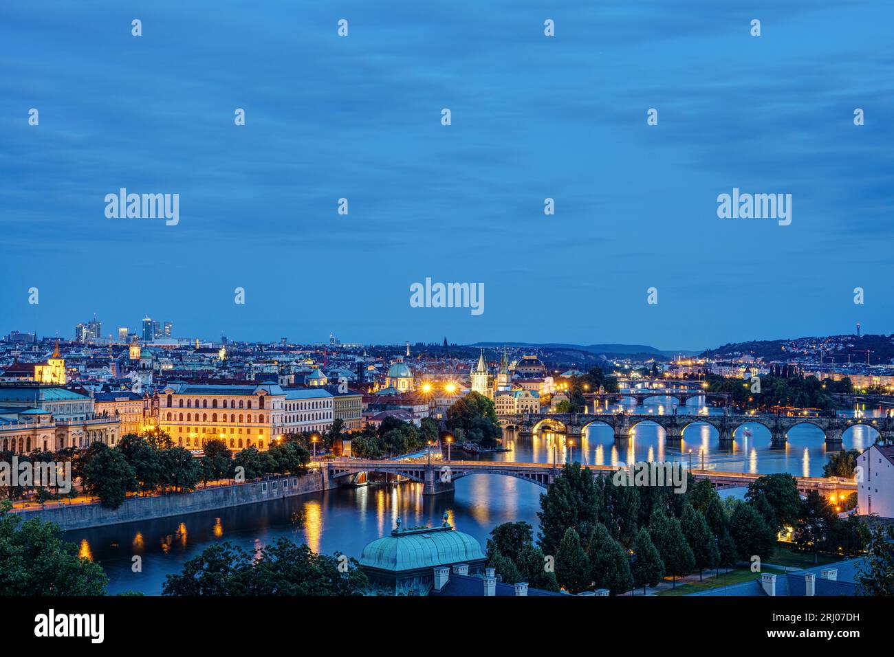 Vue de Prague avec les ponts sur la rivière Vltava au crépuscule Banque D'Images