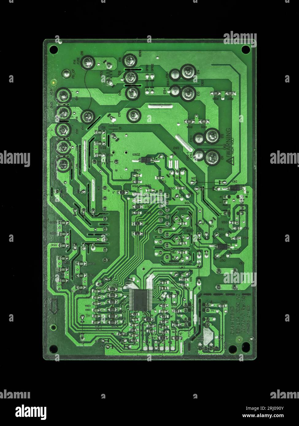 l'invention concerne une carte de circuit imprimé électronique (pcb) verte avec processeur de communication d'un contrôleur fabriqué avec une conception complexe et un code d'information Banque D'Images