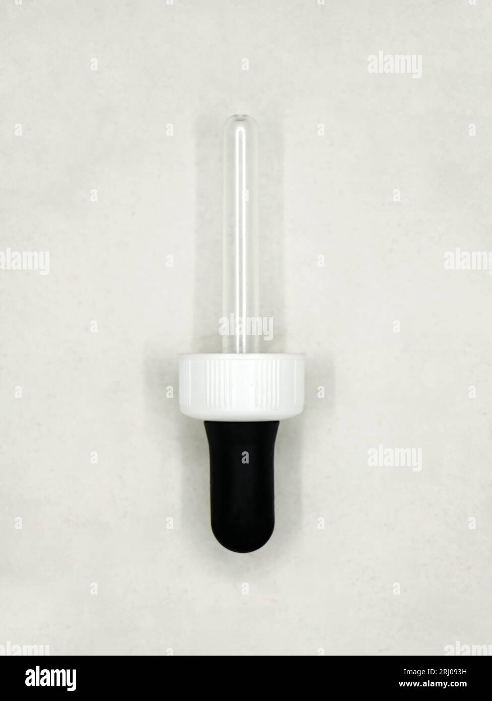 plan rapproché d'une pipette compte-gouttes en plastique utilisée à des fins médicales et scientifiques isolée sur fond blanc Banque D'Images