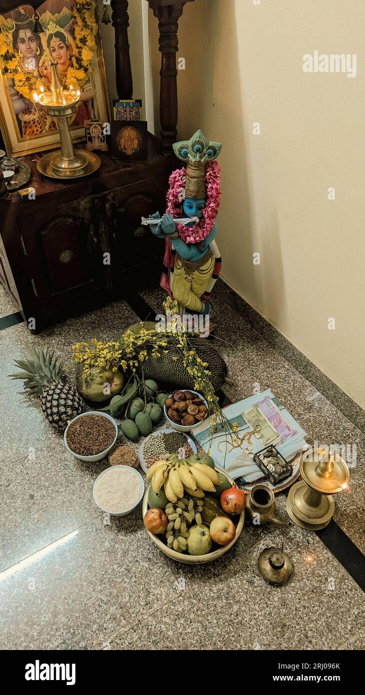 une exposition rituelle de nourriture et d'objets appelés kani présentés à dieu pendant le festival religieux hindou vishu Banque D'Images