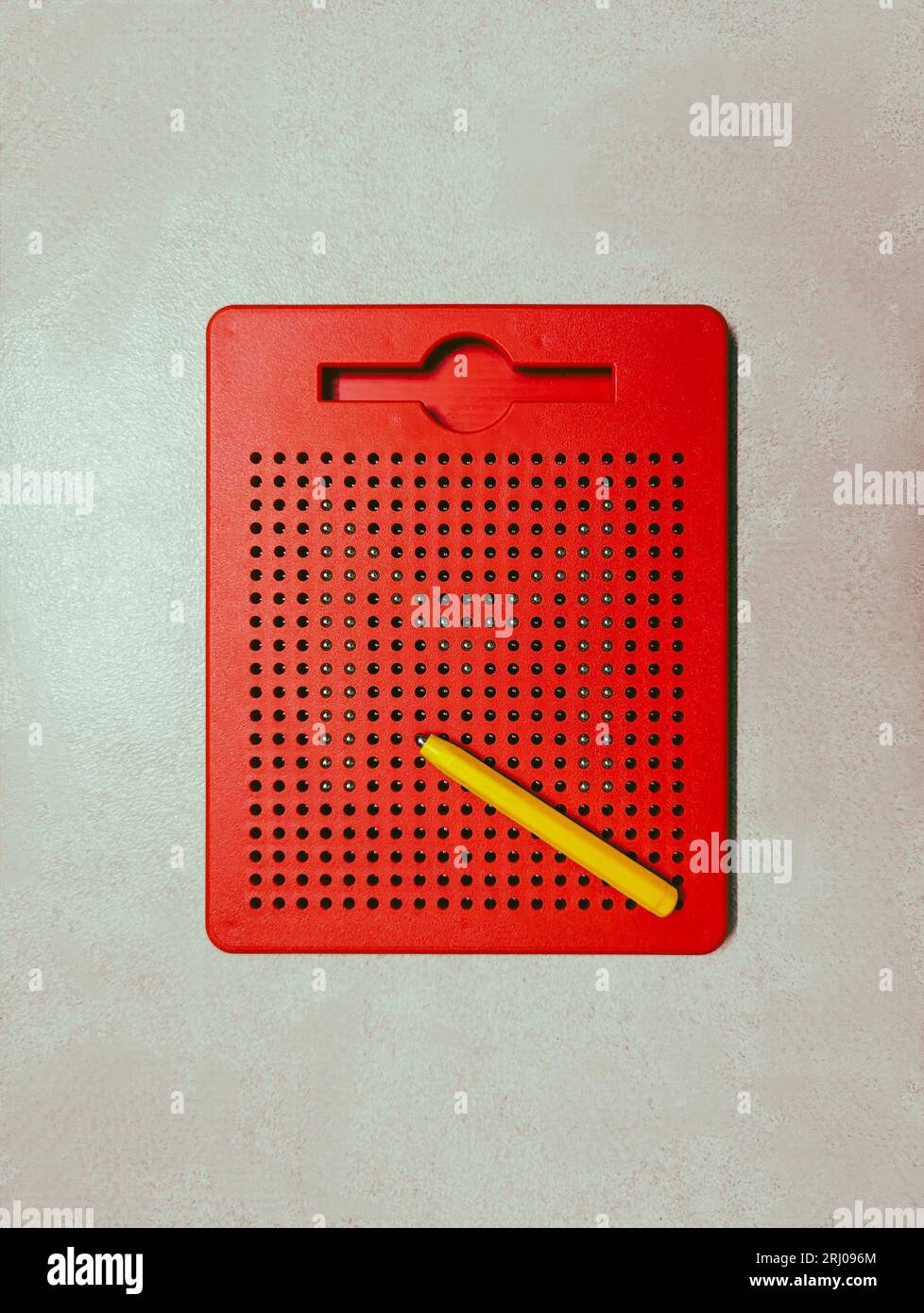 un bloc de dessin magnétique rouge éducatif ou un tableau avec stylo pour les activités d'esquisse et d'apprentissage des enfants isolés Banque D'Images