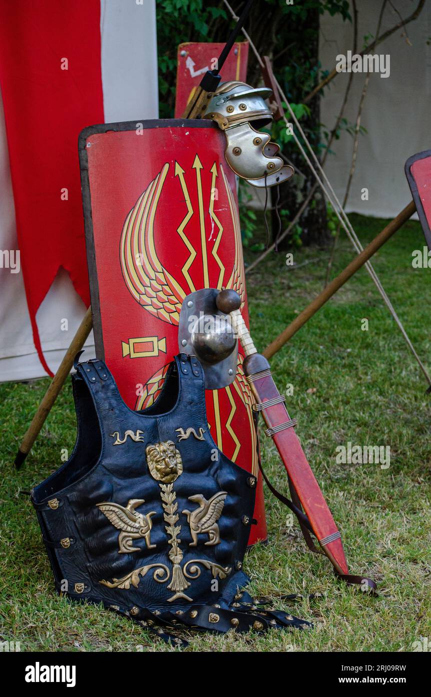 épée, armure, bouclier et casque du légionnaire romain dans un événement récréatif historique Banque D'Images