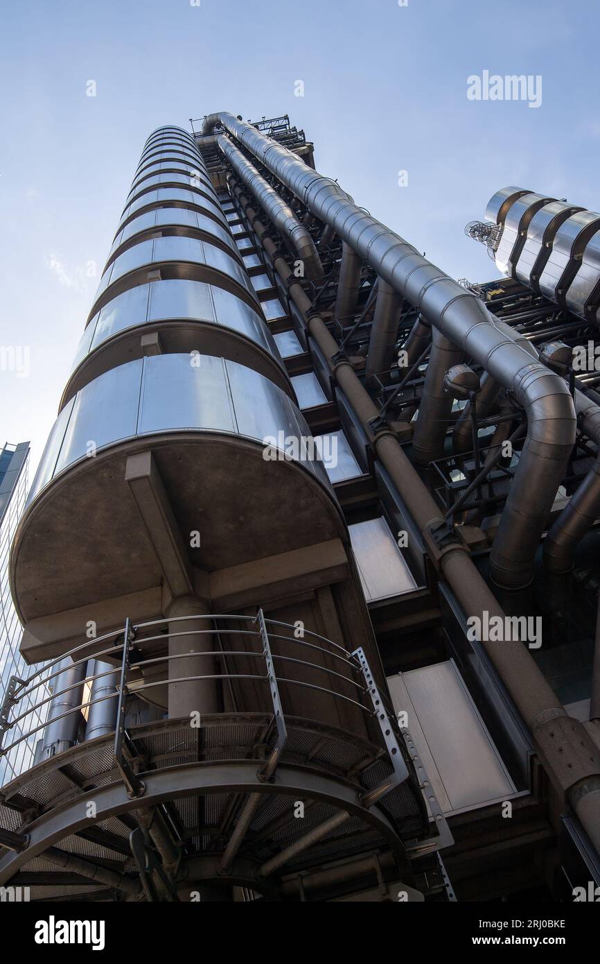 Londres, Royaume-Uni. 10 août 2023. La structure en acier emblématique du bâtiment Lloyds à One Lime Street dans la City de Londres. La défunte reine Elizabeth II ouvrit officiellement le bâtiment le 18 novembre 1986. Wikapedia le détaille comme suit : « le bâtiment du Lloyd's est la maison de l'institution d'assurance Lloyd's de Londres. Il est situé sur l'ancien site de East India House à Lime Street, dans le principal quartier financier de Londres, la City de Londres. Le bâtiment est un exemple majeur de l'architecture bowellistique radicale dans laquelle les services pour le bâtiment, tels que les conduits et les ascenseurs, sont situés à l'extérieur Banque D'Images