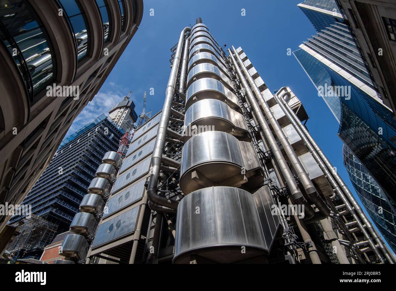 Londres, Royaume-Uni. 10 août 2023. La structure en acier emblématique du bâtiment Lloyds à One Lime Street dans la City de Londres. La défunte reine Elizabeth II ouvrit officiellement le bâtiment le 18 novembre 1986. Wikapedia le détaille comme suit : « le bâtiment du Lloyd's est la maison de l'institution d'assurance Lloyd's de Londres. Il est situé sur l'ancien site de East India House à Lime Street, dans le principal quartier financier de Londres, la City de Londres. Le bâtiment est un exemple majeur de l'architecture bowellistique radicale dans laquelle les services pour le bâtiment, tels que les conduits et les ascenseurs, sont situés à l'extérieur Banque D'Images