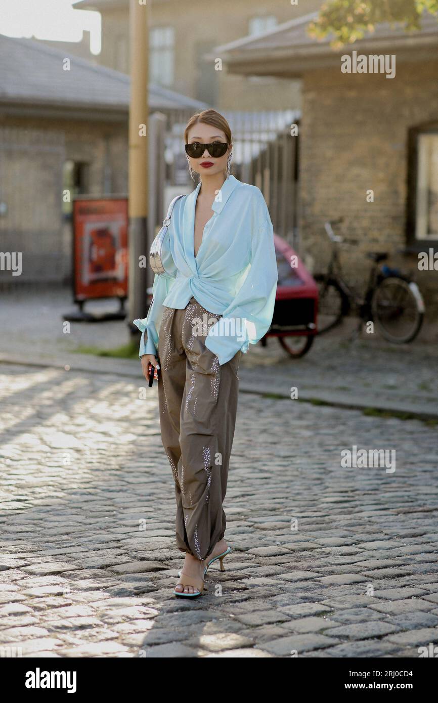 Street style, Rosana Chloe Lai arrivant au défilé Ganni Printemps-été 2024,  pendant la Fashion week de Copenhague, Danemark, le 10 août 2023. Photo de  Marie-Paola Bertrand-Hillion/ABACAPRESS.COM crédit : Abaca Press/Alamy Live  News