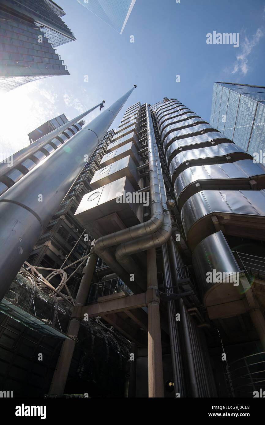 Londres, Royaume-Uni. 10 août 2023. La structure en acier emblématique du bâtiment Lloyds à One Lime Street dans la City de Londres. La défunte reine Elizabeth II ouvrit officiellement le bâtiment le 18 novembre 1986. Wikapedia le détaille comme suit : « le bâtiment du Lloyd's est la maison de l'institution d'assurance Lloyd's de Londres. Il est situé sur l'ancien site de East India House à Lime Street, dans le principal quartier financier de Londres, la City de Londres. Le bâtiment est un exemple majeur de l'architecture bowellistique radicale dans laquelle les services pour le bâtiment, tels que les conduits et les ascenseurs, sont situés à l'extérieur Banque D'Images