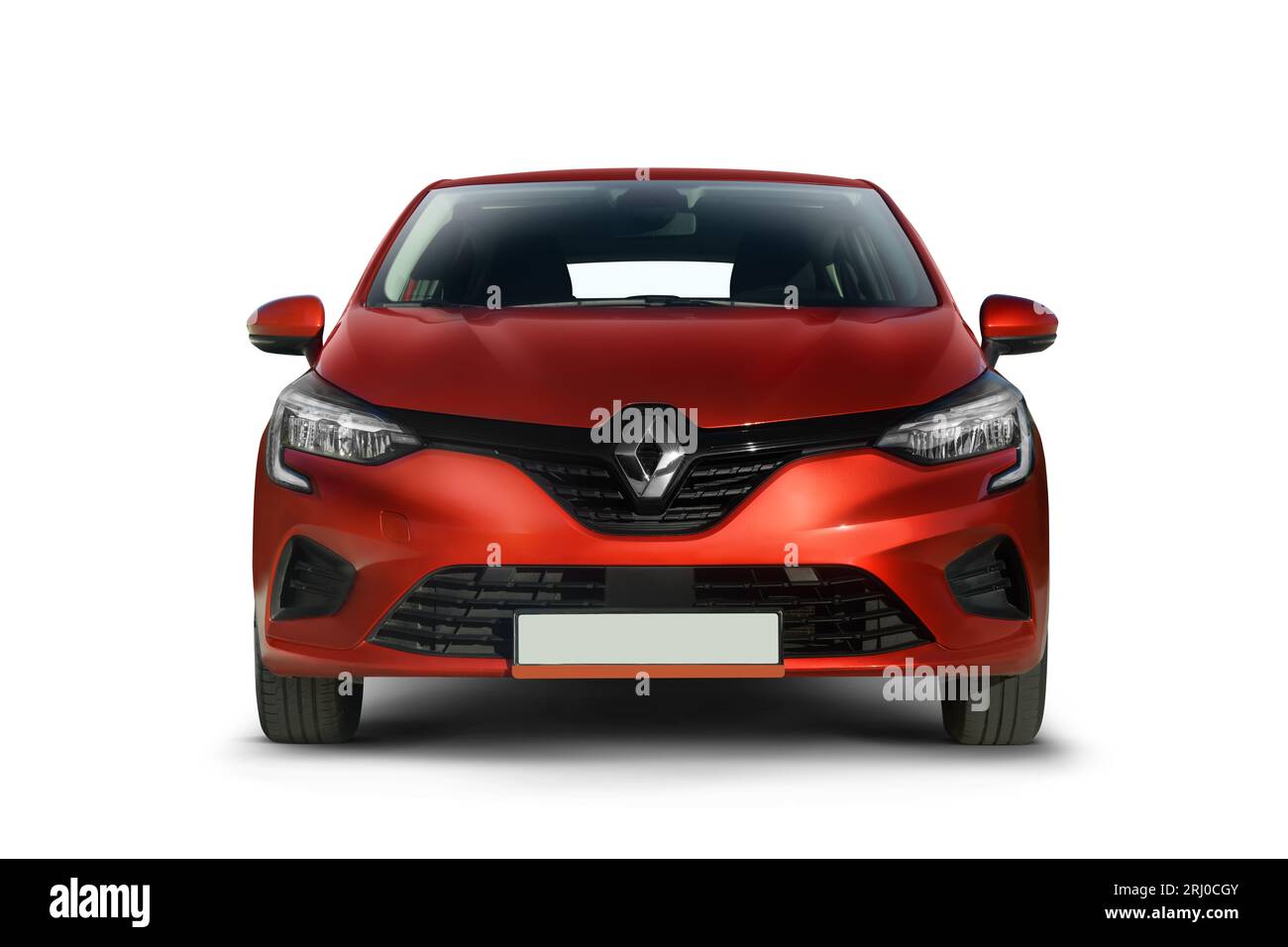 Izmir, Turquie - 2 août 2023 : une photo de studio très détaillée de la Renault Clio 5 rouge 2022, parfaitement centrée sur un fond blanc. TH Banque D'Images