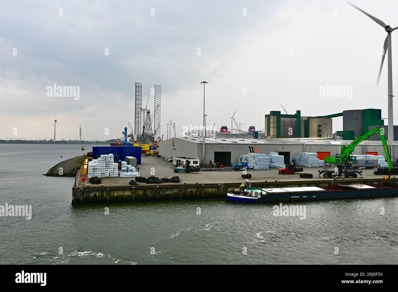 Situé directement à l'entrée du Beatrixhaven à Eemshaven dans une société de transbordement ouverte pour le transport vers l'arrière-pays Banque D'Images