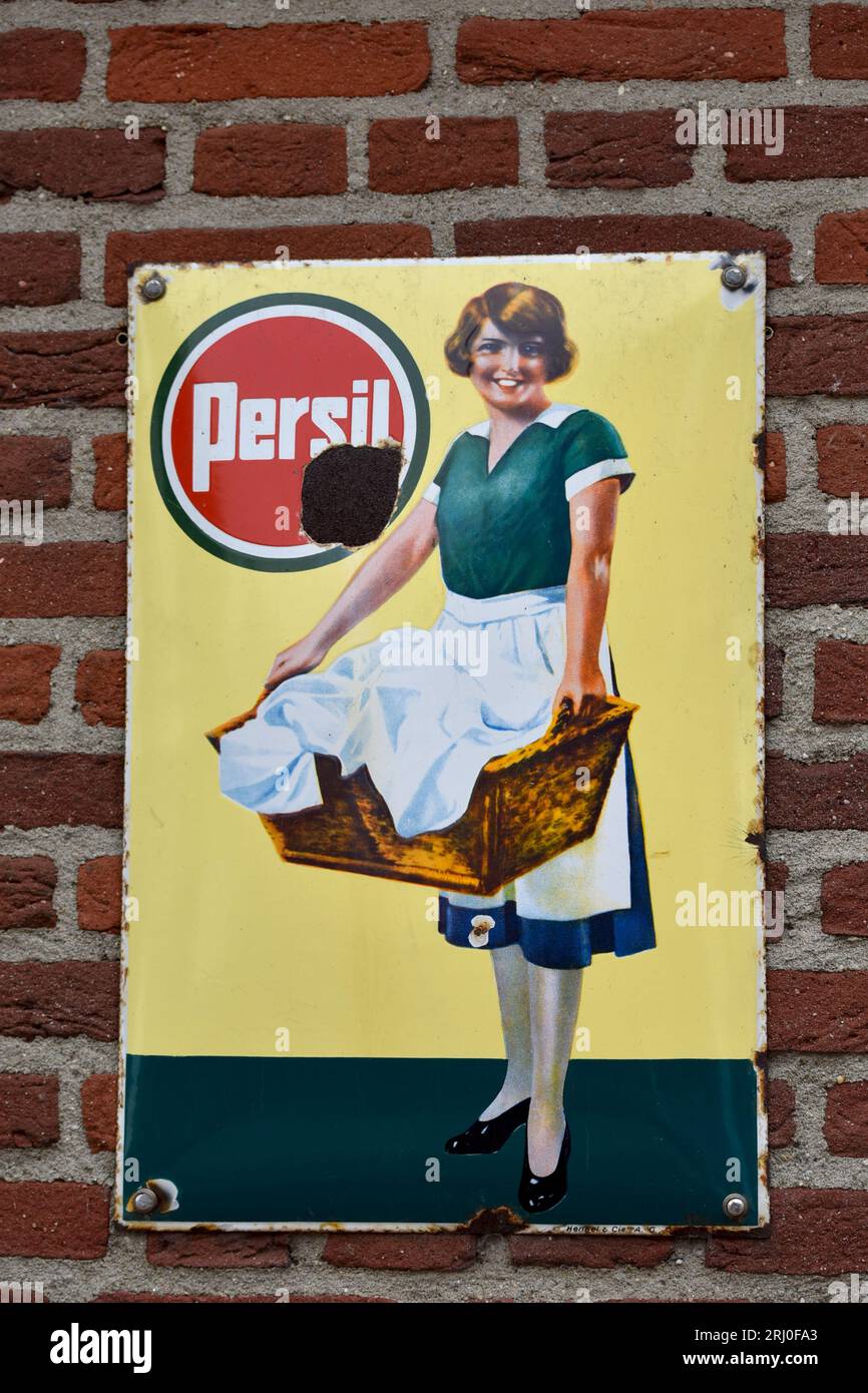 Panneau publicitaire en émail à l'ancienne sur un mur dans le centre de Spakenburg pour promouvoir le détergent persil Banque D'Images
