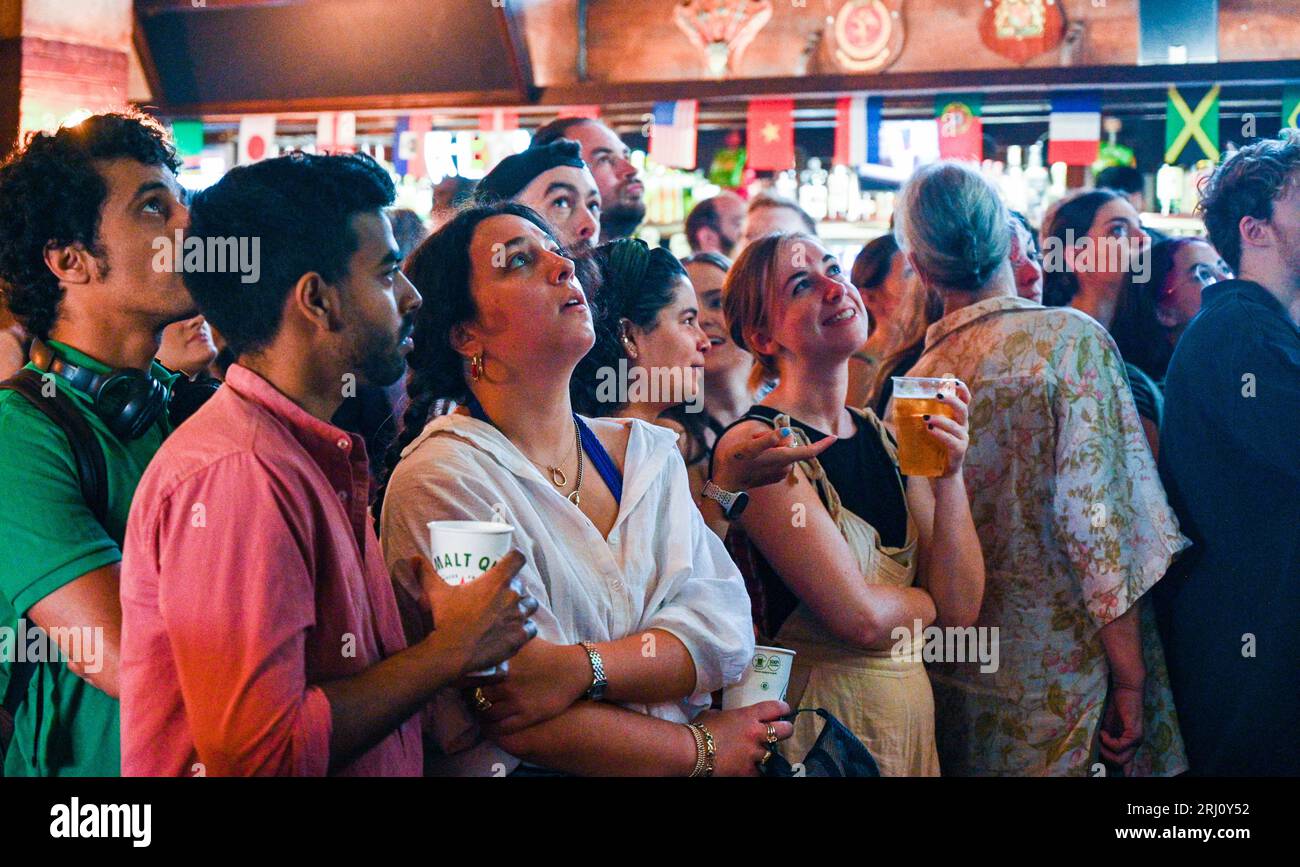 Brighton UK 20 août 2023 - moments tendus alors que les fans d'Angleterre regardent la première mi-temps dans le pub King & Queen à Brighton alors que l'Angleterre affronte l'Espagne lors de la finale de la coupe du monde féminine en Australie : Credit Simon Dack / Alamy Live News Banque D'Images