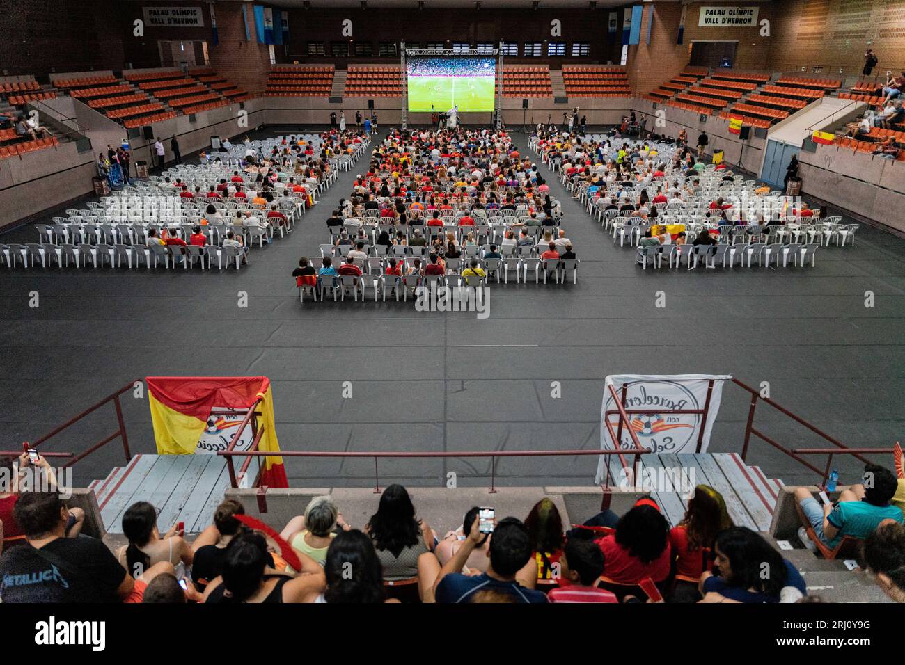 Barcelone, Barcelone, Espagne. 20 août 2023. Des centaines de supporters espagnols assistent à la finale de la coupe du monde féminine 2023 entre l'Espagne et l'Angleterre. La Mairie de Barcelone a installé un écran géant au CEM Vall d'HebrÃ³n, avec une capacité de 2 000 personnes. (Image de crédit : © Marc Asensio Clupes/ZUMA Press Wire) USAGE ÉDITORIAL SEULEMENT! Non destiné à UN USAGE commercial ! Crédit : ZUMA Press, Inc./Alamy Live News Banque D'Images