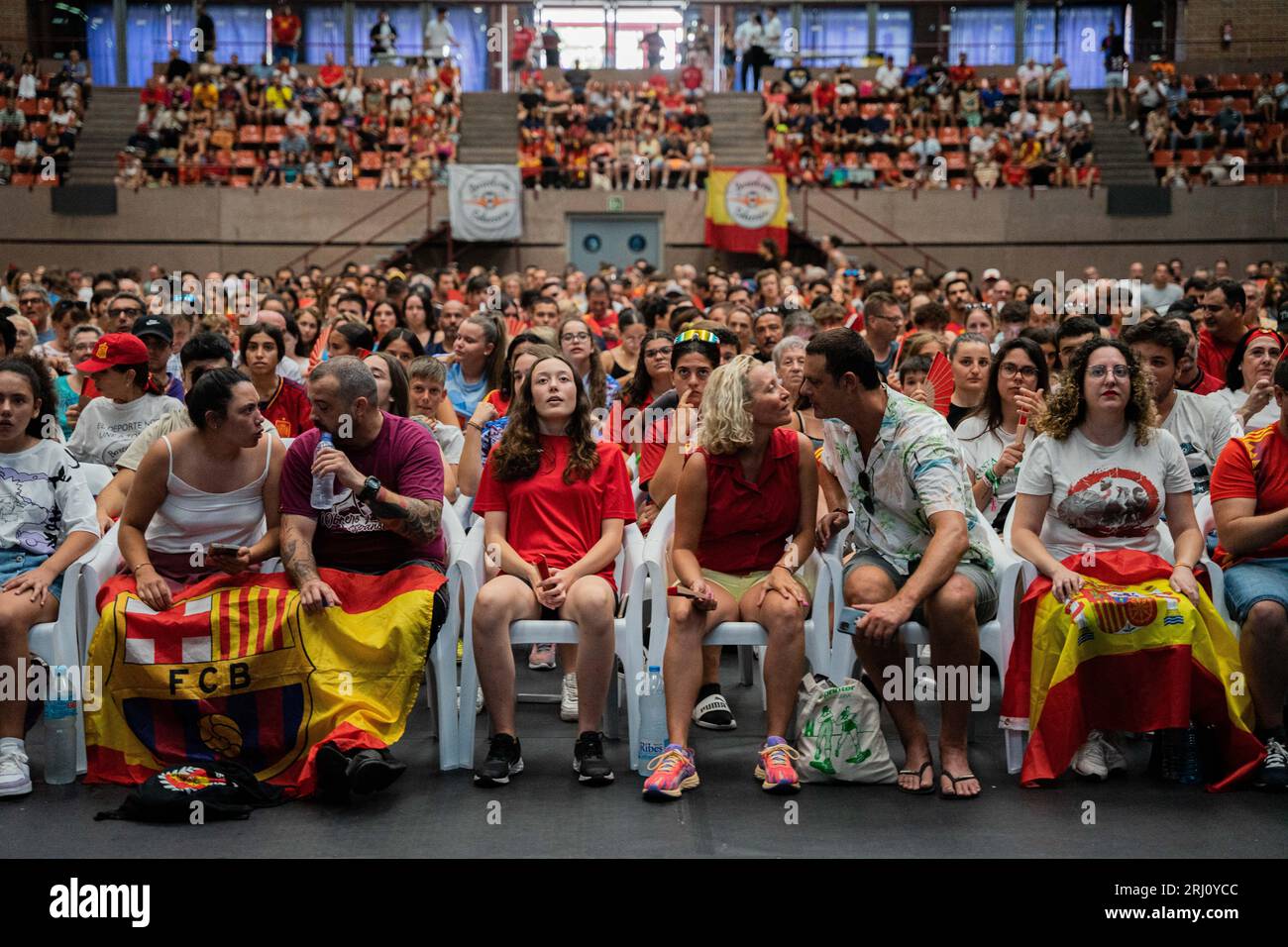 Barcelone, Barcelone, Espagne. 20 août 2023. Des centaines de supporters espagnols assistent à la finale de la coupe du monde féminine 2023 entre l'Espagne et l'Angleterre. La Mairie de Barcelone a installé un écran géant au CEM Vall d'HebrÃ³n, avec une capacité de 2 000 personnes. (Image de crédit : © Marc Asensio Clupes/ZUMA Press Wire) USAGE ÉDITORIAL SEULEMENT! Non destiné à UN USAGE commercial ! Crédit : ZUMA Press, Inc./Alamy Live News Banque D'Images