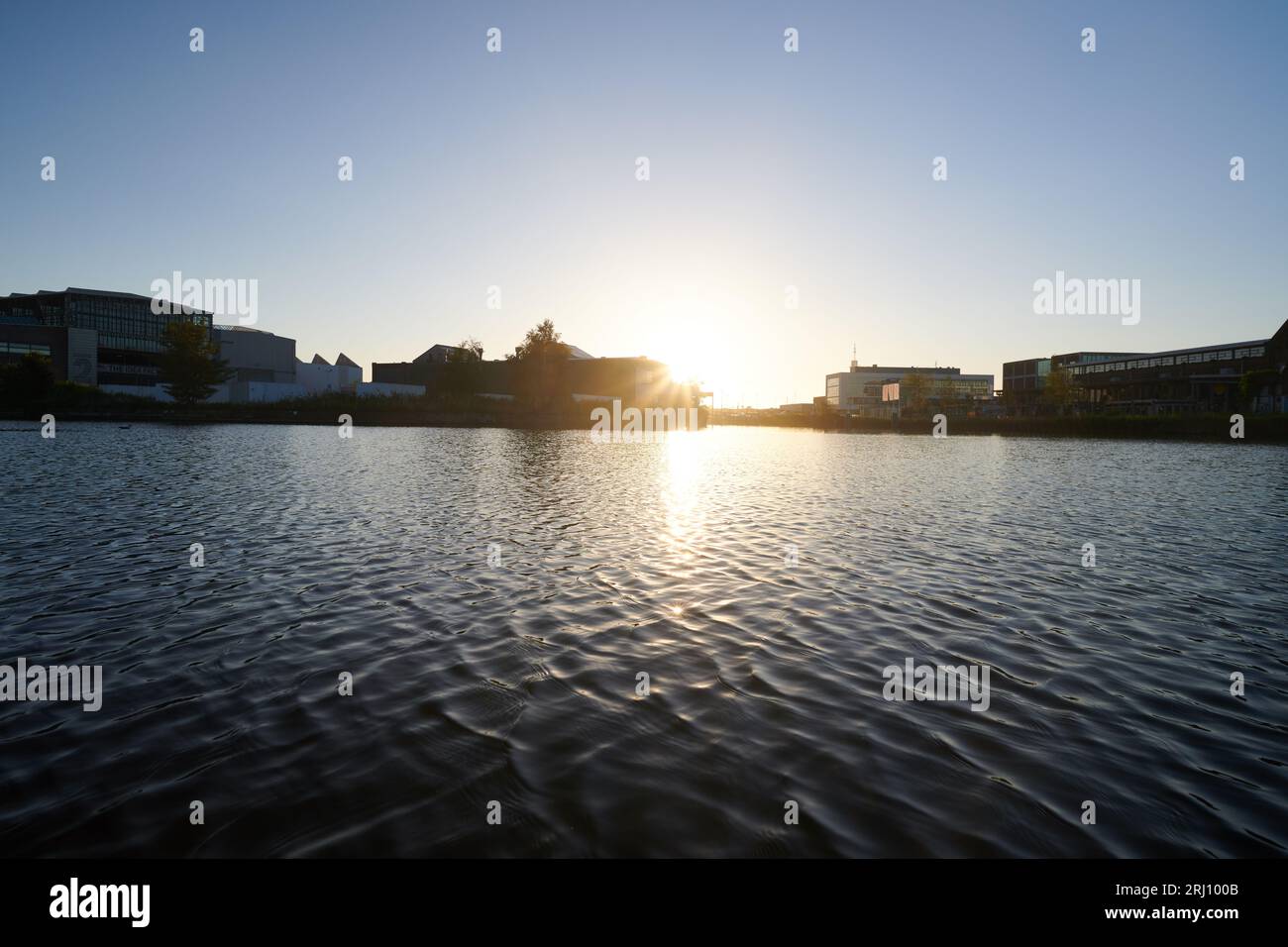 Lever de soleil sur la rivière Spaarne dans la ville de Haarlem en été Banque D'Images