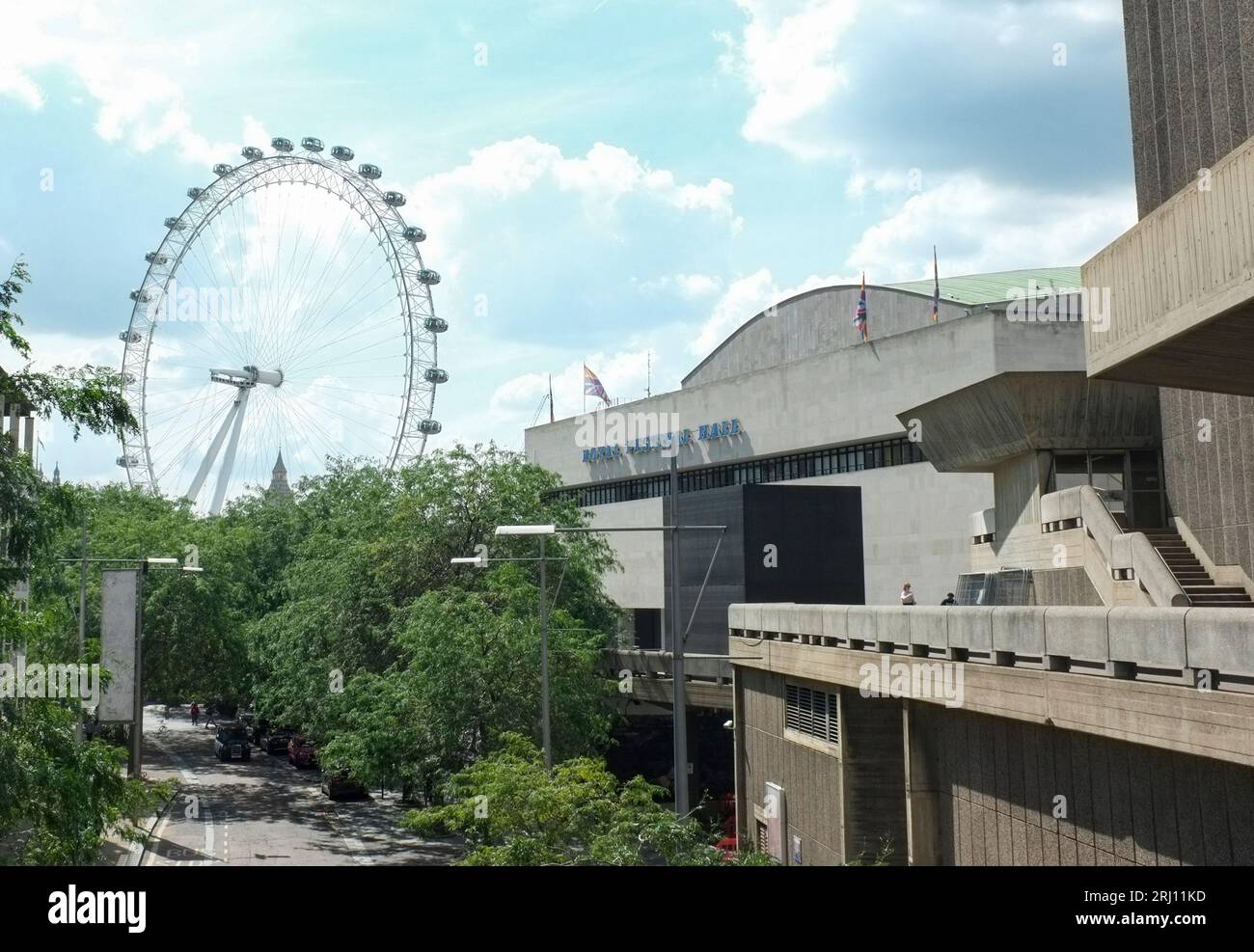 Le Royal Festival Hall, avec le London Eye en arrière-plan, la South Bank, Londres, Royaume-Uni Banque D'Images